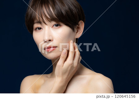 ビューティー　黒バック　ミドル女性 120645156