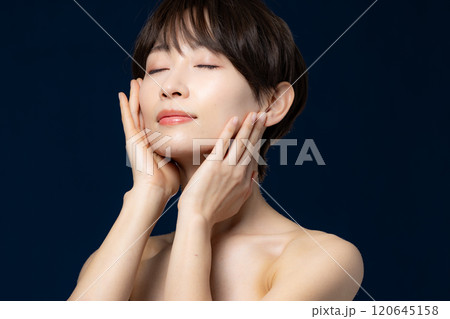 ビューティー　黒バック　ミドル女性 120645158