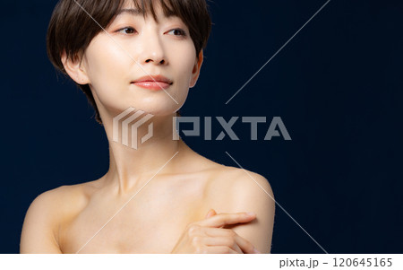 ビューティー　黒バック　ミドル女性 120645165