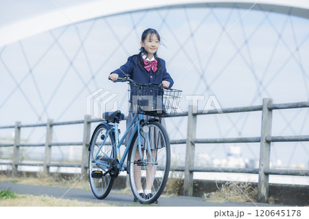 河川敷で自転車に乗る女子高生 河川敷で自転車に乗る女子高生 120645178