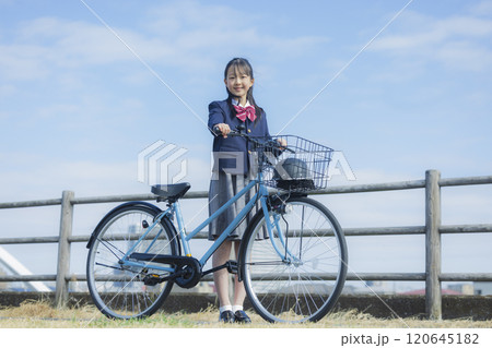 河川敷で自転車に乗る女子高生 河川敷で自転車に乗る女子高生 120645182