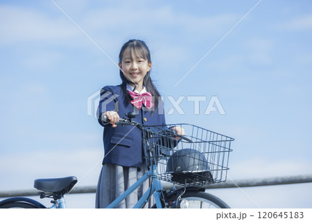 河川敷で自転車に乗る女子高生 120645183