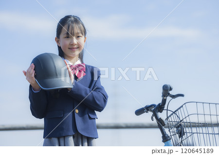 河川敷で自転車に乗る女子高生 河川敷で自転車に乗る女子高生 120645189