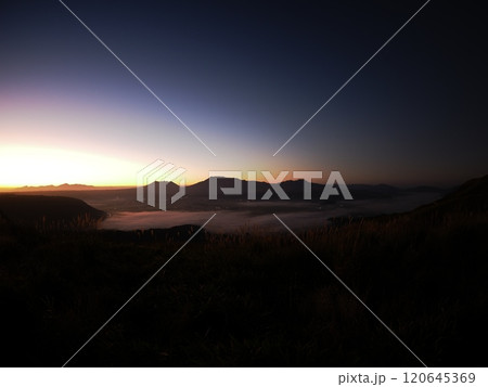 夜明けの寝観音 120645369