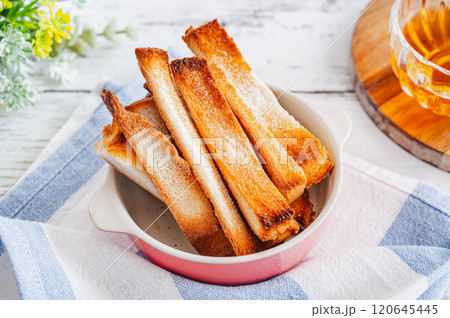 ラスク風パンの耳 120645445