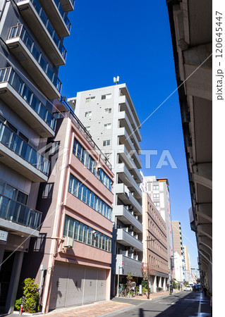 東京御徒町の街並み 120645447