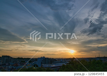 朝日に照らされる雲　住宅街の上空に広がる朝焼け　日の出　住宅地の朝　早朝　朝焼け　朝日　太陽 120645455