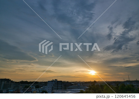 朝日に照らされる雲　住宅街の上空に広がる朝焼け　日の出　住宅地の朝　早朝　朝焼け　朝日　太陽 120645456