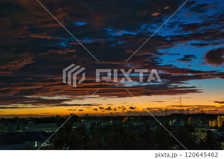 朝日に照らされる雲　住宅街の上空に広がる朝焼け　日の出　住宅地の朝　早朝　朝焼け　朝日　太陽 120645462