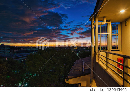 朝日に照らされる雲　住宅街の上空に広がる朝焼け　日の出　住宅地の朝　早朝　朝焼け　朝日　太陽 120645463