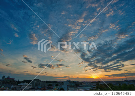 朝日に照らされる雲　住宅街の上空に広がる朝焼け　日の出　住宅地の朝　早朝　朝焼け　朝日　太陽 120645483