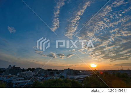 朝日に照らされる雲　住宅街の上空に広がる朝焼け　日の出　住宅地の朝　早朝　朝焼け　朝日　太陽 120645484