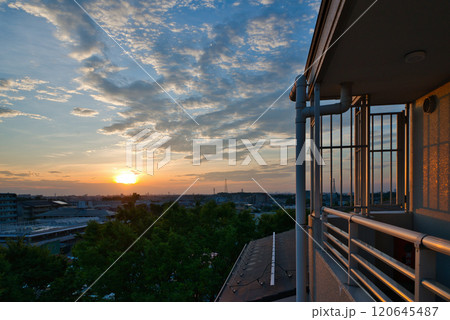朝日に照らされる雲　住宅街の上空に広がる朝焼け　日の出　住宅地の朝　早朝　朝焼け　朝日　太陽 120645487