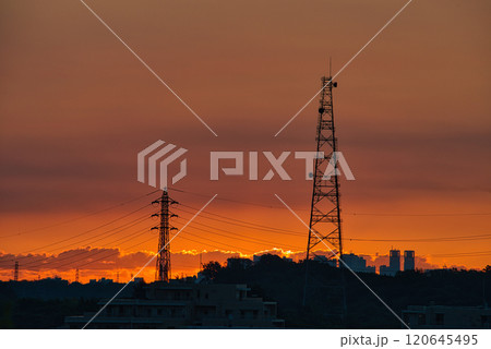 朝日に照らされる雲 住宅街の上空に広がる朝焼け 日の出 住宅地の朝 早朝 朝焼け 朝日 太陽 朝日に照らされる雲 住宅街の上空に広がる朝焼け 日の出 住宅地の朝 早朝 朝焼け 朝日 太陽 120645495