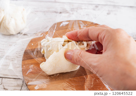 伸ばしたパン生地で焼売を包む 伸ばしたパン生地で焼売を包む 120645522