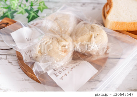 ジップパックで冷凍する肉まん風しゅうまいパン 120645547