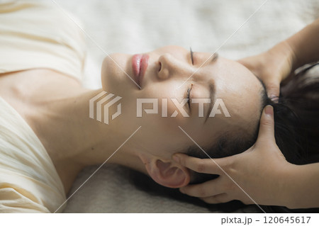 若い女性のヘッドスパイメージ　 120645617