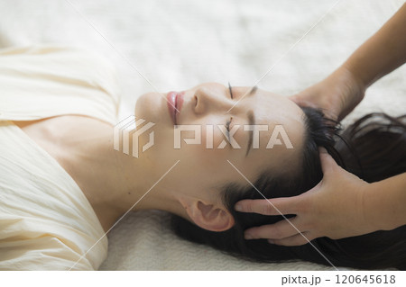 若い女性のヘッドスパイメージ　 120645618