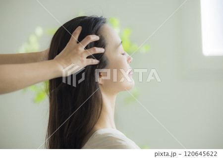 若い女性のヘッドスパイメージ　 120645622