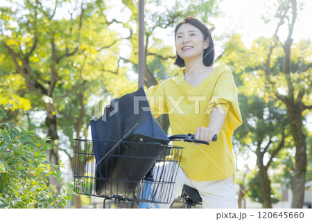 自転車に乗る女性 120645660