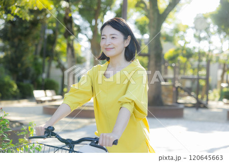 自転車に乗る女性 120645663
