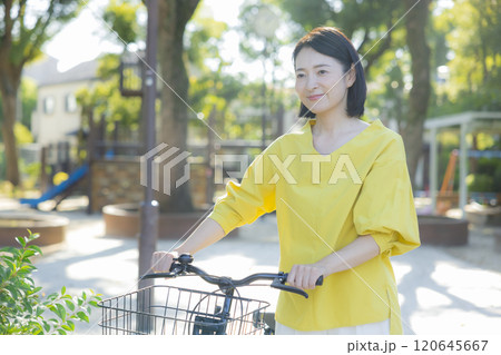 自転車に乗る女性 120645667