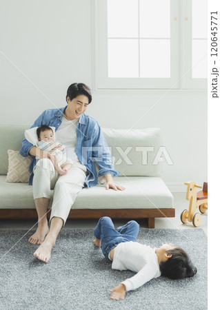 お父さんと男の子と赤ちゃん  120645771