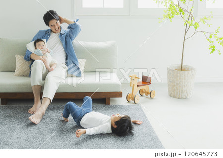 お父さんと男の子と赤ちゃん お父さんと男の子と赤ちゃん 120645773
