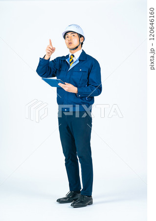 タブレットを持って点検する男性作業員の全身写真 120646160