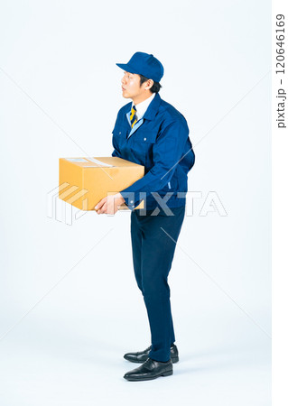 荷物を持つ配達員・デリバリースタッフの全身写真 荷物を持つ配達員・デリバリースタッフの全身写真 120646169