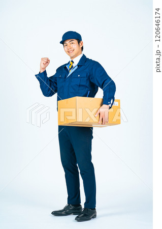 ガッツポーズする配達員・デリバリースタッフの全身写真 120646174