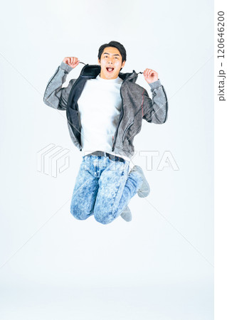 ジャンプするカジュアルウェアの男性の全身写真 120646200