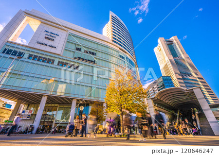 日本の横浜都市景観 11月。夕日を浴びる桜木町駅前や横浜ランドマークタワーなどを望む…11月24日 120646247