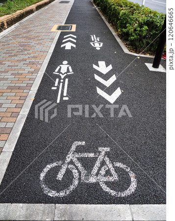 自転車が通行できる歩道に設置された「自転車ナビマーク」 120646665