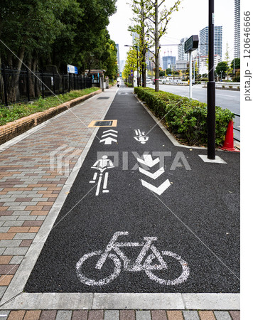 自転車が通行できる歩道に設置された「自転車ナビマーク」 120646666