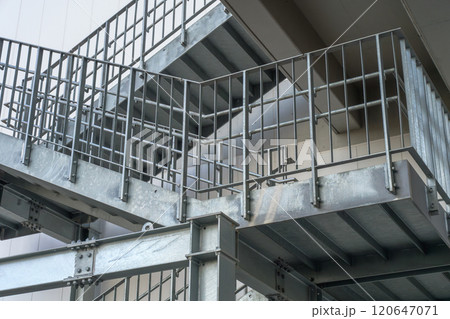 ビルの非常用階段 120647071