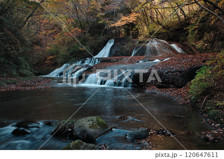 福島県西郷村 西の郷遊歩道脇の阿武隈川 秋の景観 福島県西郷村 西の郷遊歩道脇の阿武隈川 秋の景観 120647611