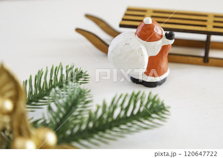 サンタクロースの置物ともみの木の枝 クリスマスのイメージ 120647722
