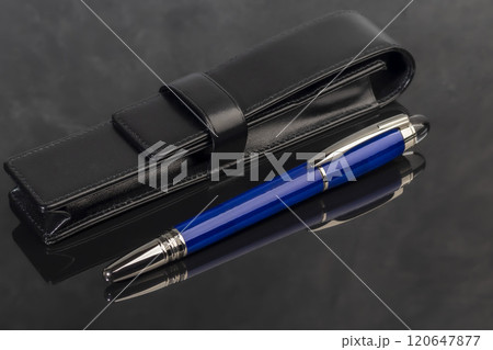 Branded Pen in a Box. Gift Set. Selective Focus. Office Interior Branded Pen in a Box. Gift Set. Selective Focus. Office Interior 120647877