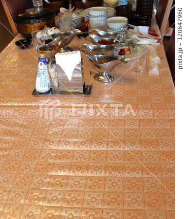 食堂で食べ終わり、食べた後の食器をきれいに重ねてまとめてあるテーブル 食堂で食べ終わり、食べた後の食器をきれいに重ねてまとめてあるテーブル 120647960