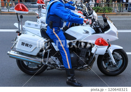 白バイを駆る交通機動隊 120648321