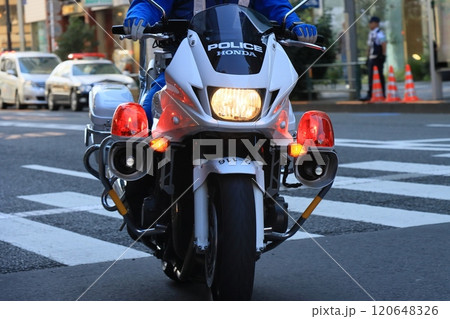 白バイを駆る交通機動隊 120648326