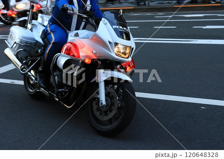 白バイを駆る交通機動隊 白バイを駆る交通機動隊 120648328