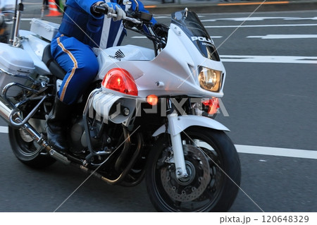 白バイを駆る交通機動隊 120648329