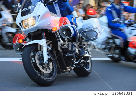 白バイを駆る交通機動隊 120648331