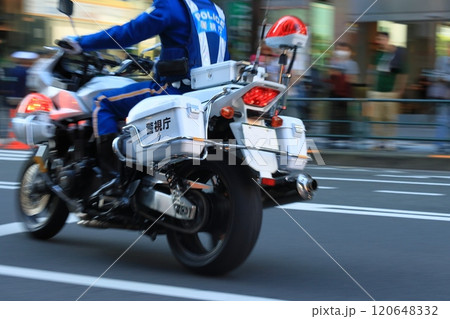 白バイを駆る交通機動隊 120648332