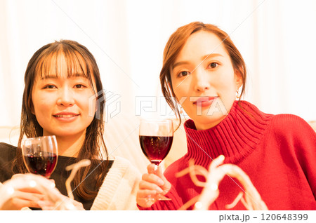 ホームパーティでワインの乾杯する二人の女性 ホームパーティでワインの乾杯する二人の女性 120648399
