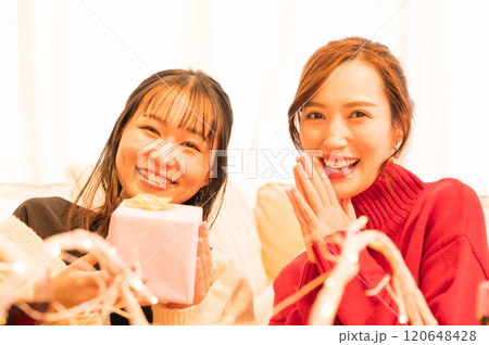 プレゼントの交換を喜ぶ二人の女性　 120648428