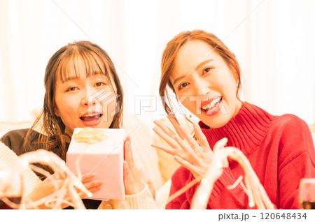 プレゼントの交換を喜ぶ二人の女性　 120648434