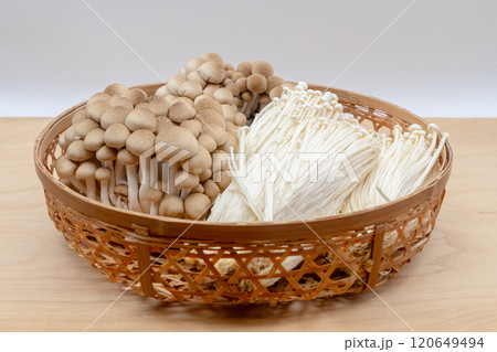 ザルに入っているきのこ　しめじとえのきの盛り合わせ 120649494